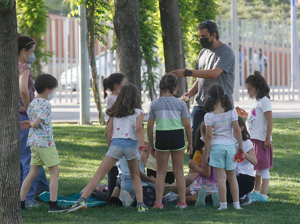 Personas disfrutando de las orillas del Guadalquivir