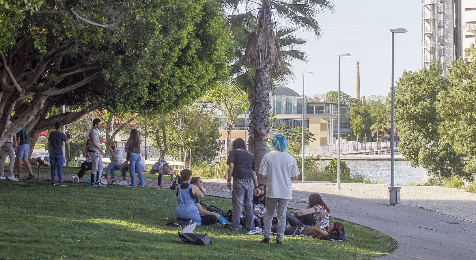 Personas disfrutando de las orillas del río Guadalquivir