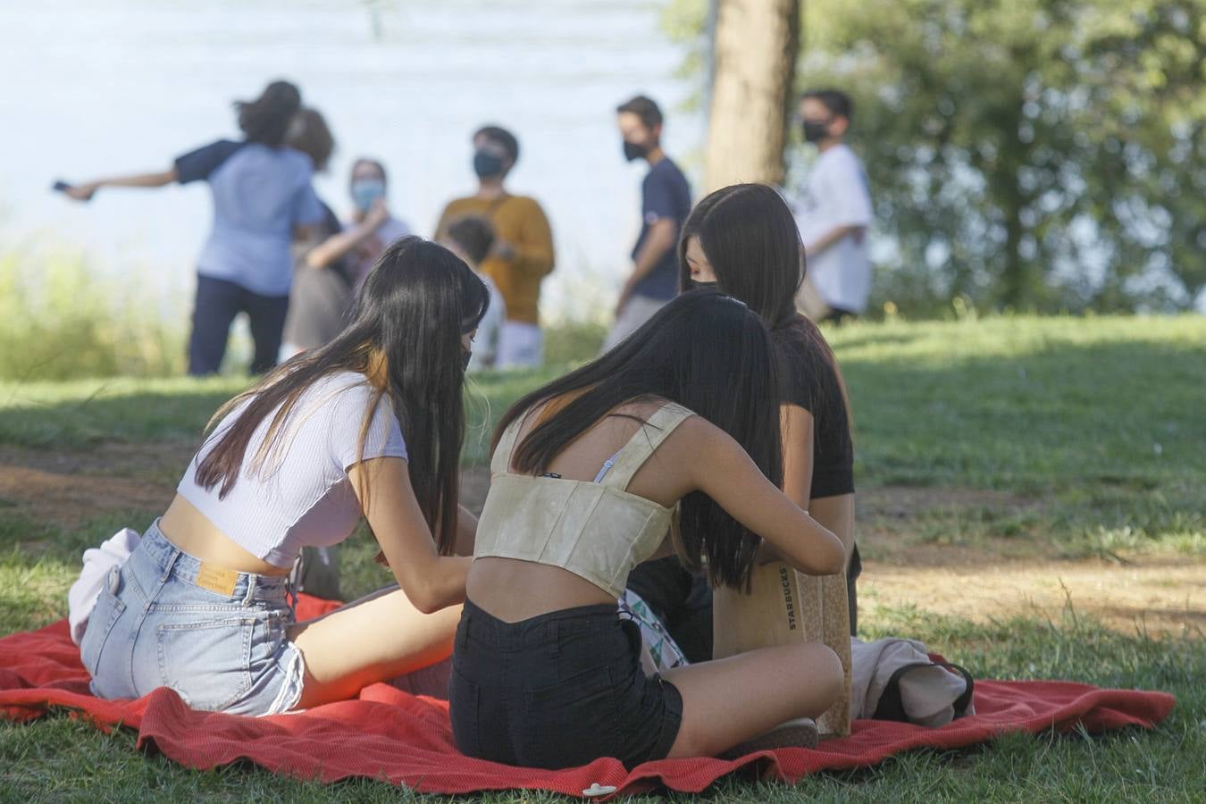 Personas disfrutando de las orillas del río Guadalquivir