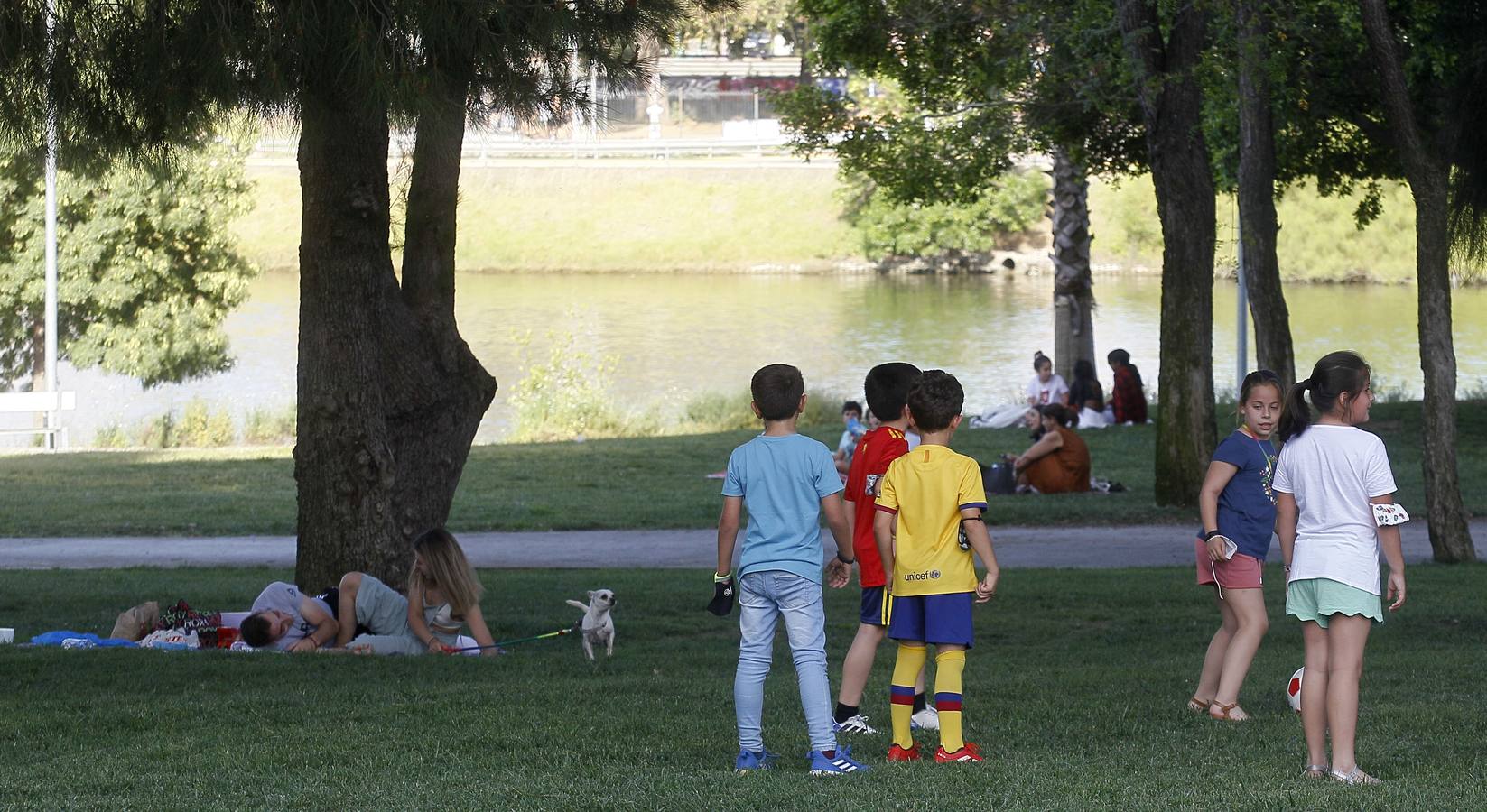 Personas disfrutando de las orillas del río Guadalquivir