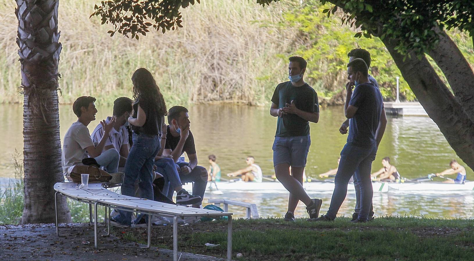 Personas disfrutando de las orillas del río Guadalquivir