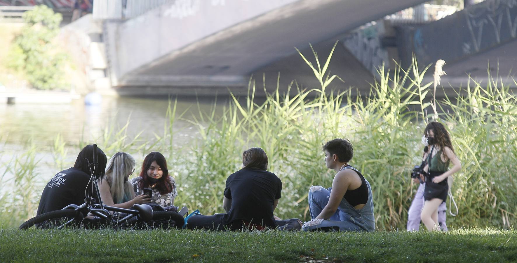 Personas disfrutando de las orillas del río Guadalquivir