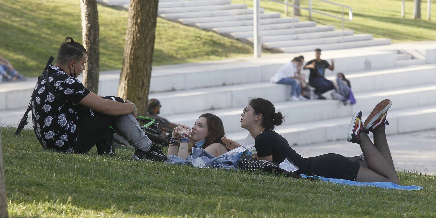 Personas disfrutando de las orillas del río Guadalquivir