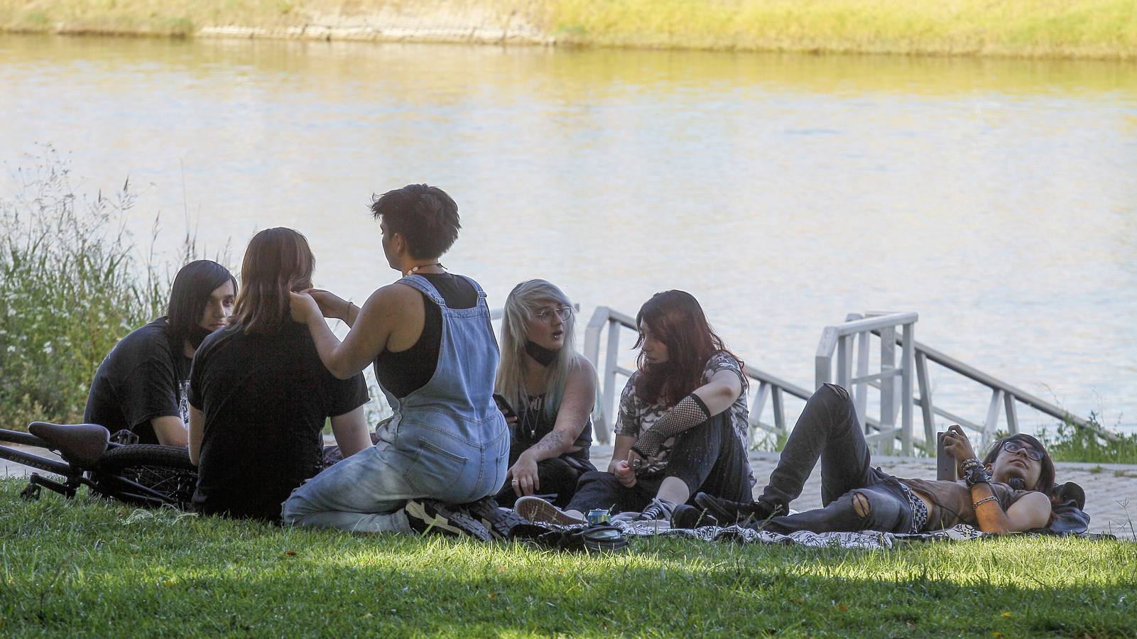 Personas disfrutando de las orillas del río Guadalquivir