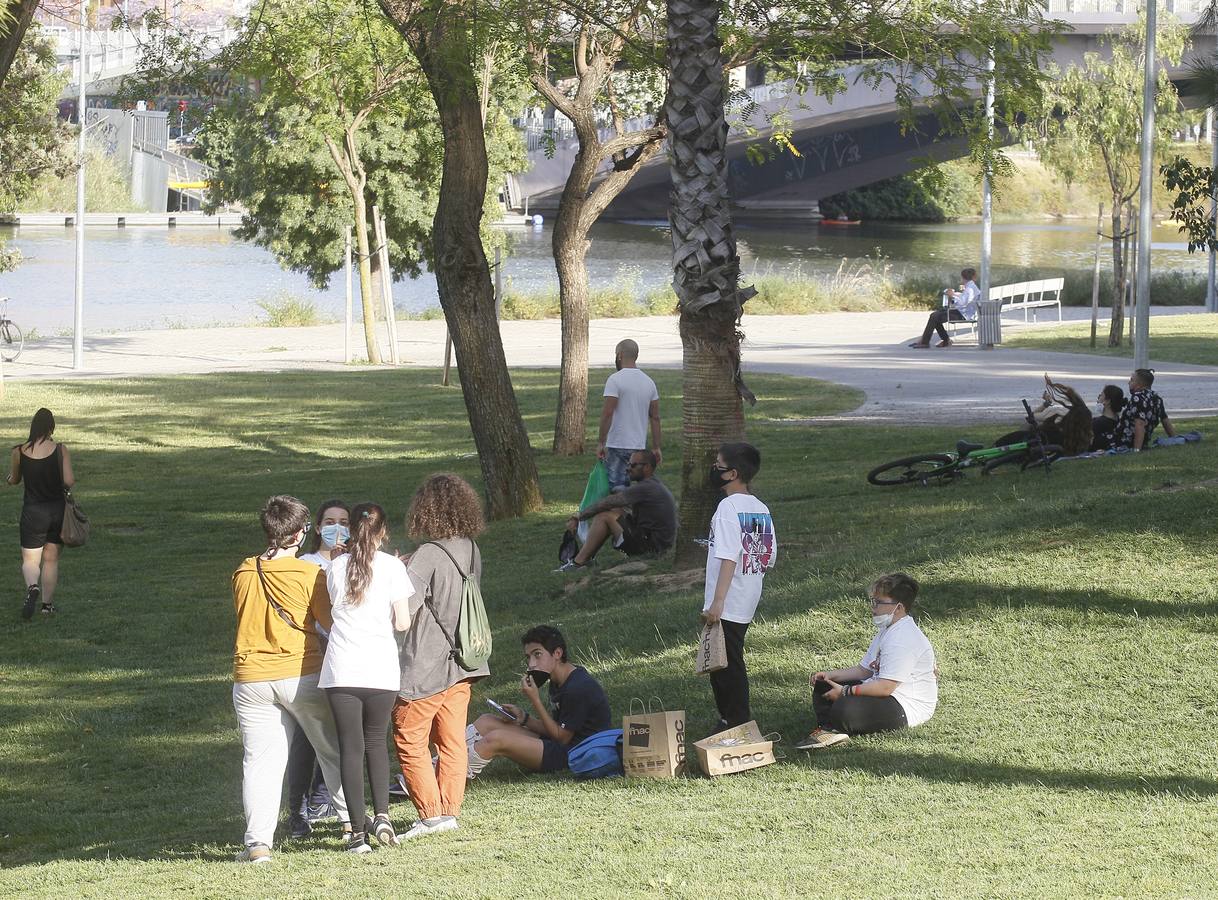 Personas disfrutando de las orillas del río Guadalquivir