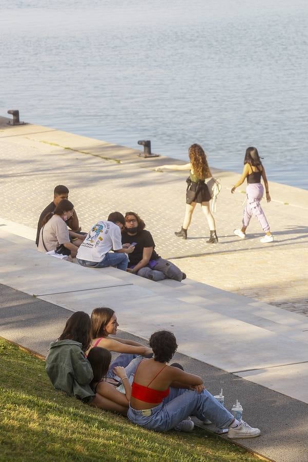 Personas disfrutando de las orillas del río Guadalquivir