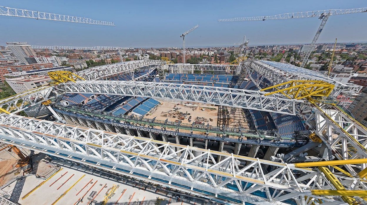 Las obras del nuevo Santiago Bernabéu, desde el aire y a pie de campo