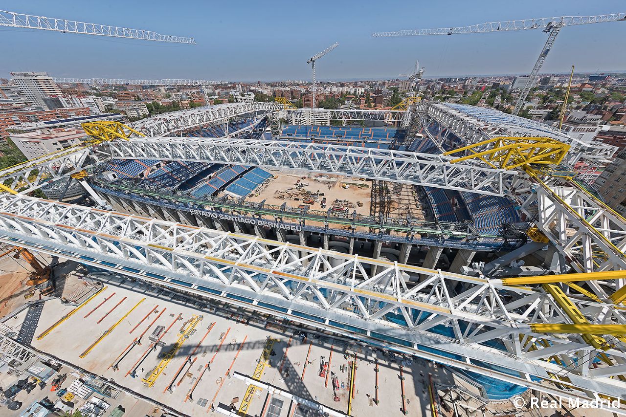 Las obras del nuevo Santiago Bernabéu, desde el aire y a pie de campo