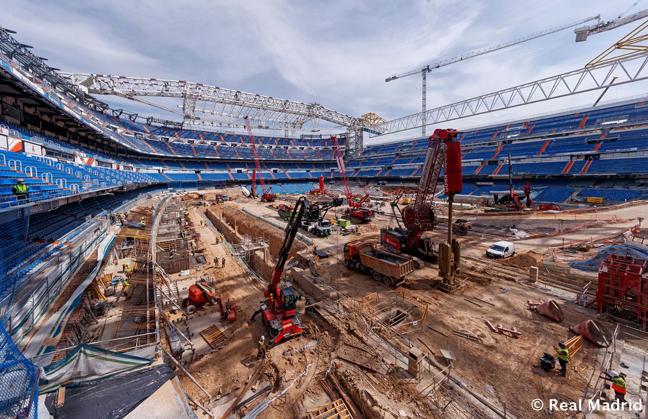 Las obras del nuevo Santiago Bernabéu, desde el aire y a pie de campo