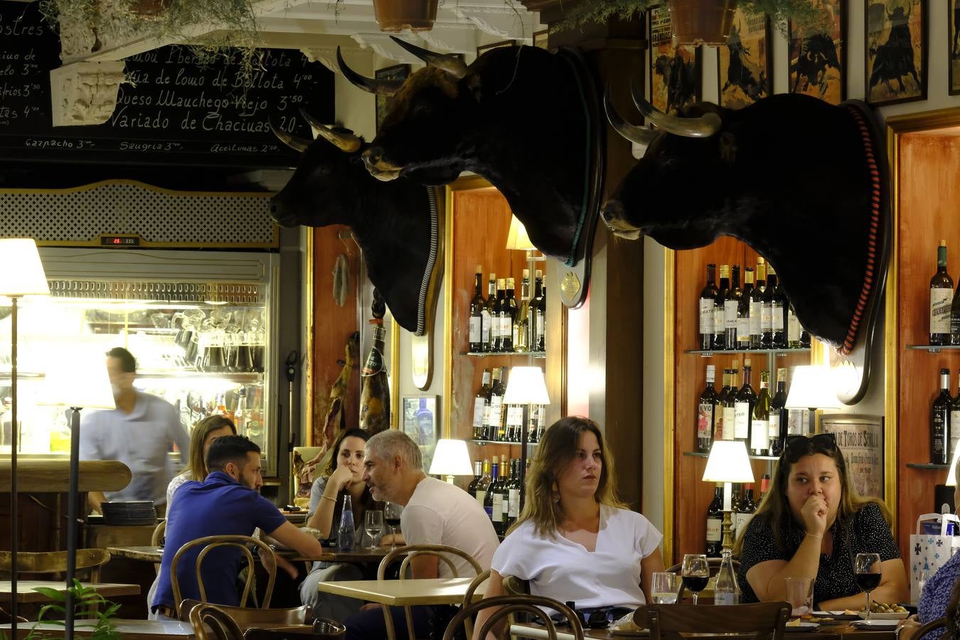 Ambiente en el Centro de Sevilla con el fin del toque de queda