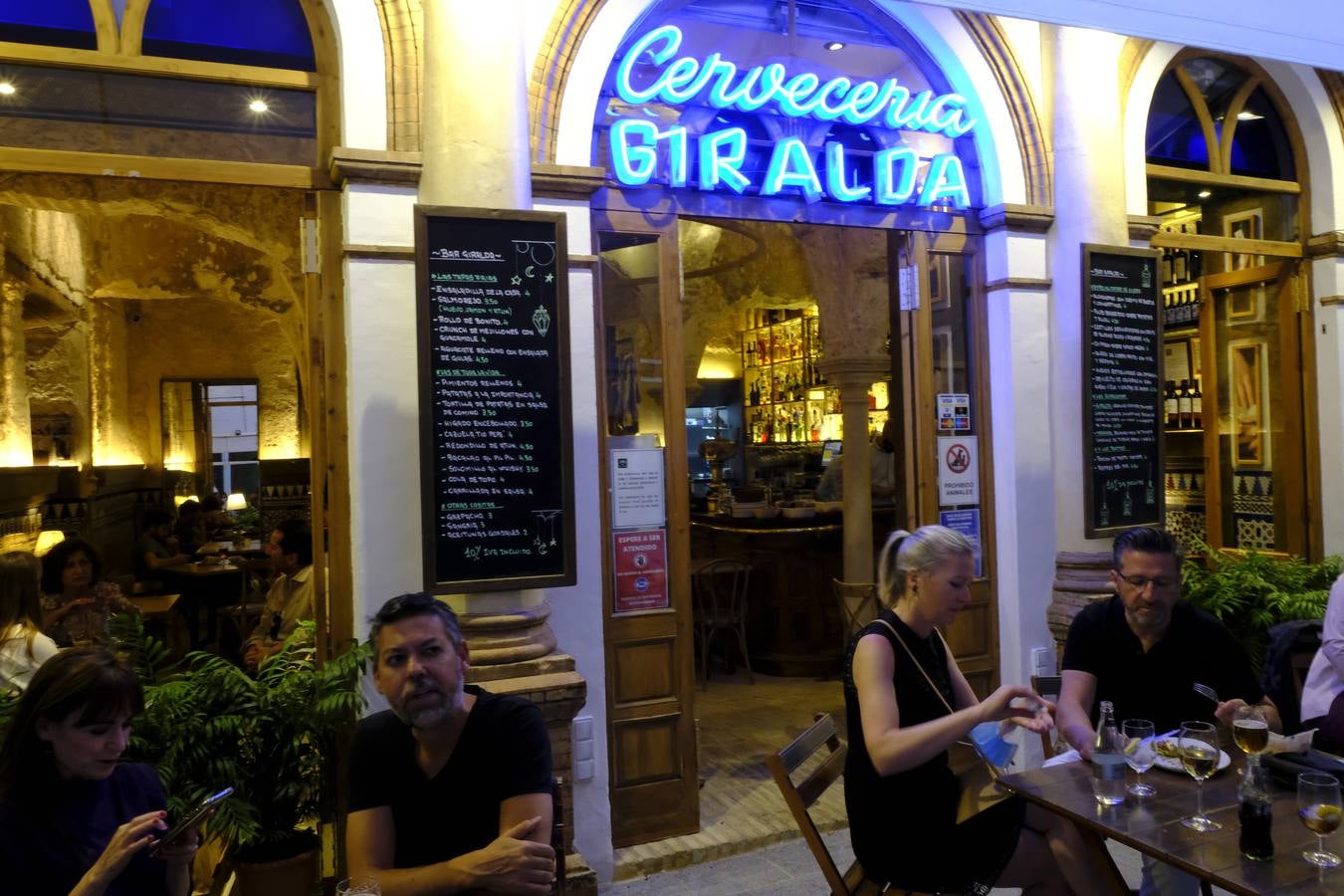 Ambiente en el Centro de Sevilla con el fin del toque de queda