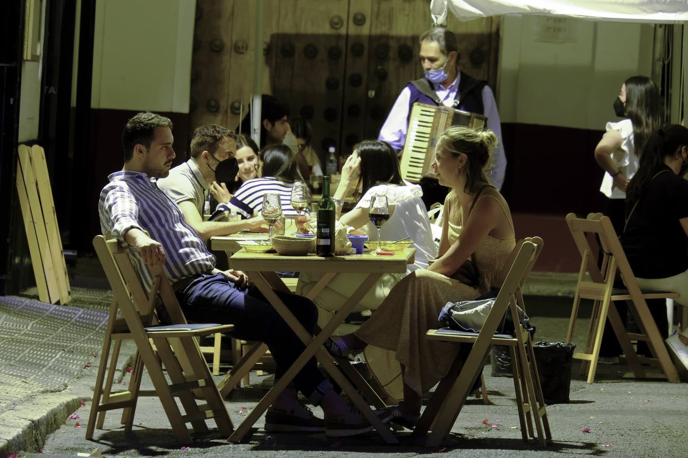 Ambiente en el Centro de Sevilla con el fin del toque de queda