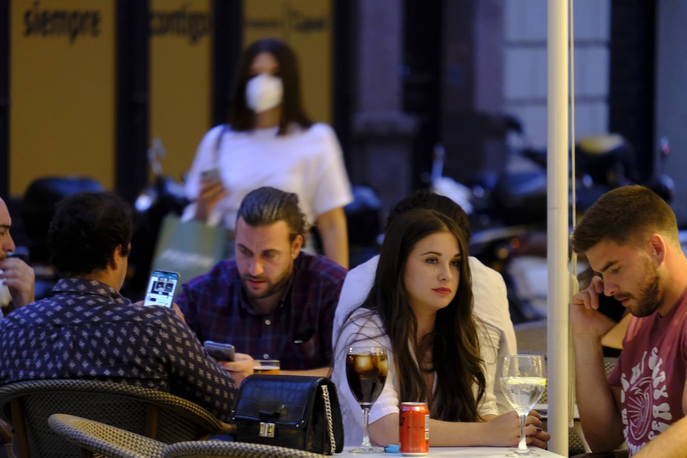 Ambiente en el Centro de Sevilla con el fin del toque de queda