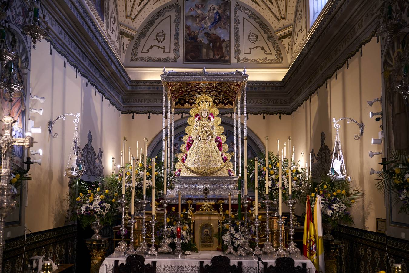 La Virgen del Rocío entronizada en su paso