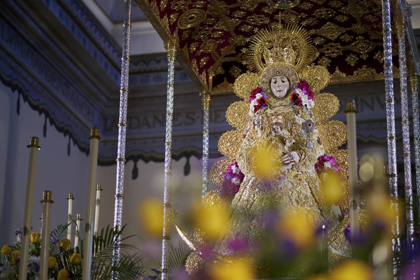 La Virgen del Rocío entronizada en su paso