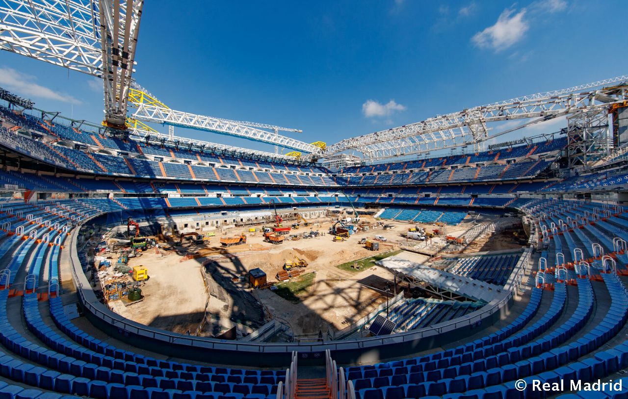 Las obras del nuevo Santiago Bernabéu, desde el aire y a pie de campo