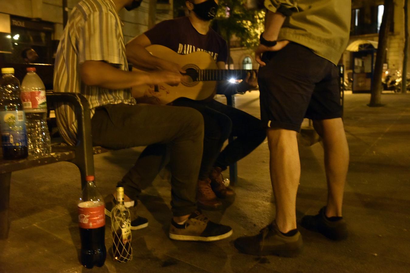 Barcelona: las imágenes de gente en la calle se repite por todo el país. 