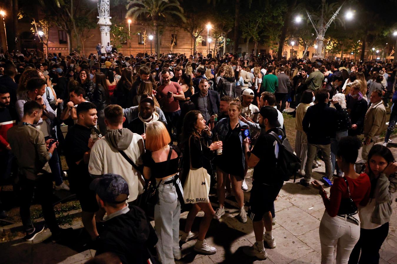 Botellón en el paseo Lluis Companys de Barcelona. 