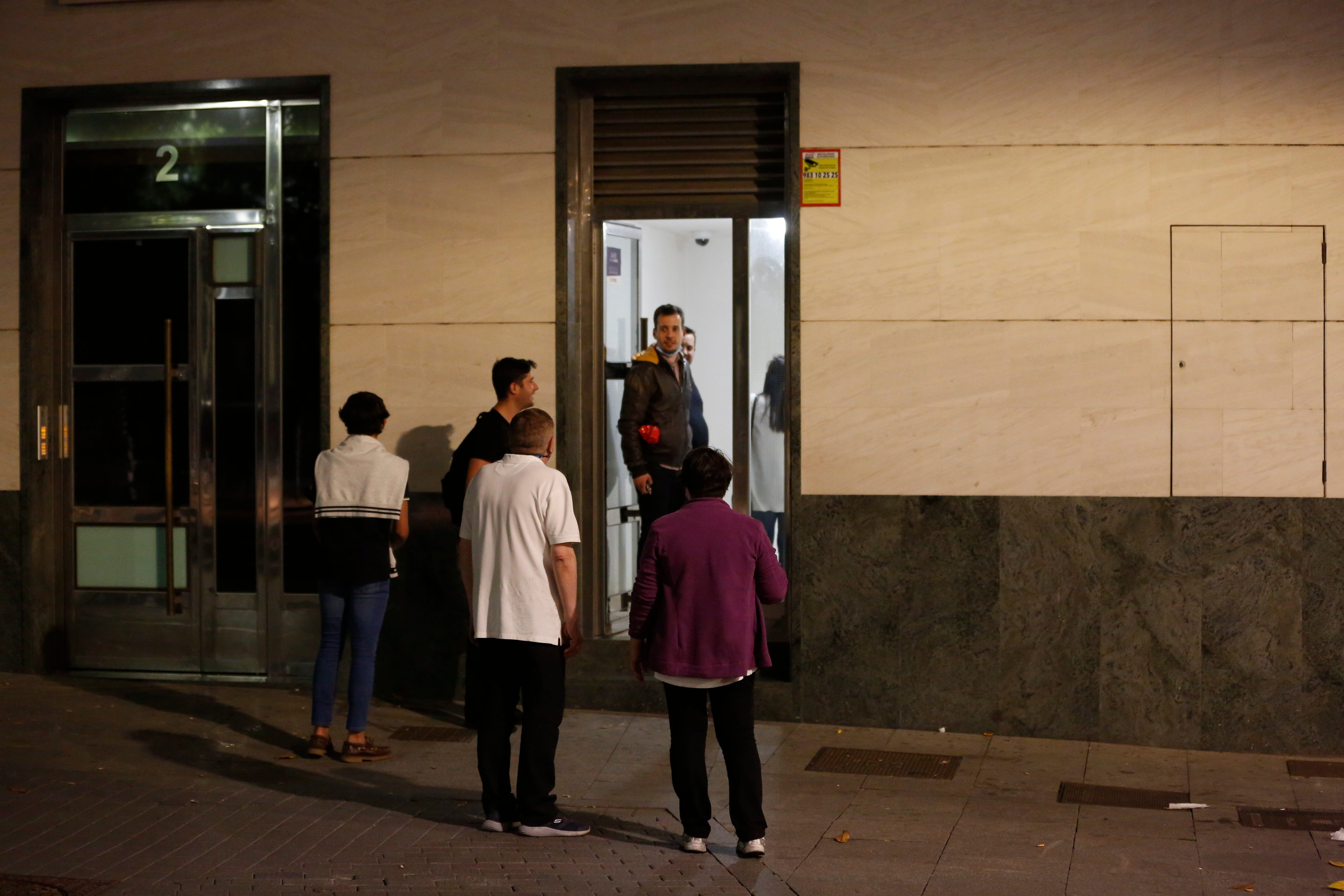 De botellón junto al Pisuerga. A partir de las 00.30, el entorno de la playa de las Moreras, junto al río Pisuerga, se fue llenando de gente para celebrar el fin del estado de alarma y del toque de queda. El botellón y la música no han faltado