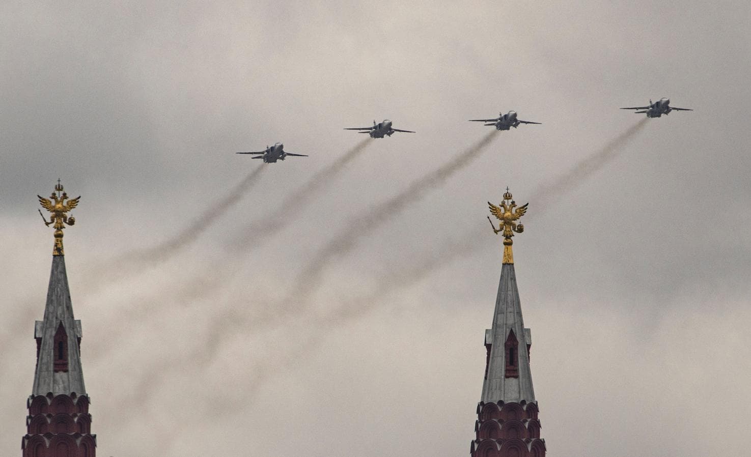 Aviones militares rusos sobrevuelan la plaza Roja en Moscú. 