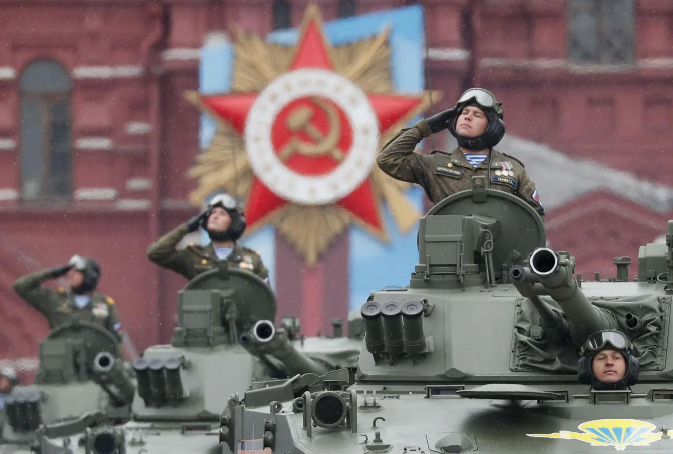 Los tanques rusos T-34 de la era soviética participan en el desfile militar del Día de la Victoria en la Plaza Roja de Moscú. 