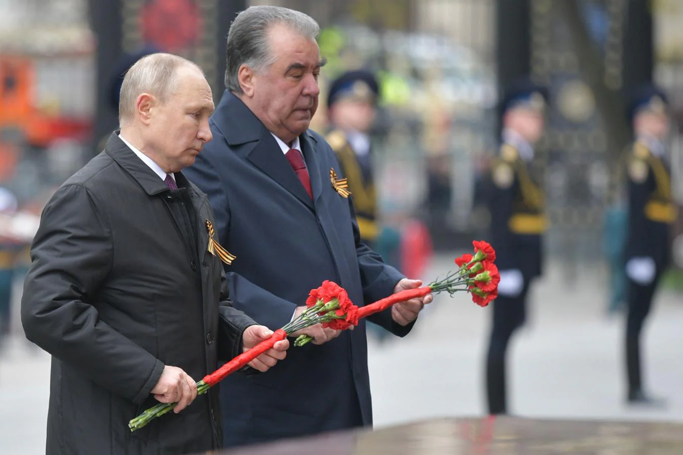 Vladimir Putin y el presidente de Tayikistán depositan flores en la tumba del soldado desconocido. 