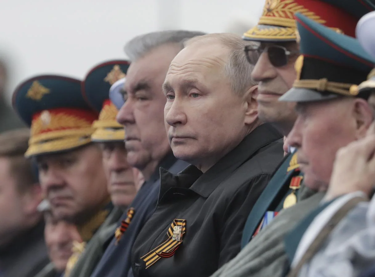 Putin asiste como cada 9 de mayo a la ceremonia de colocación de ofrendas. 