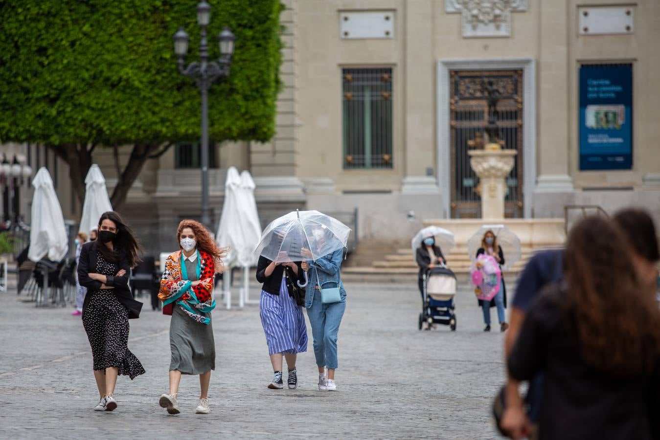 Varios turistas pasean por el Centro de Sevilla