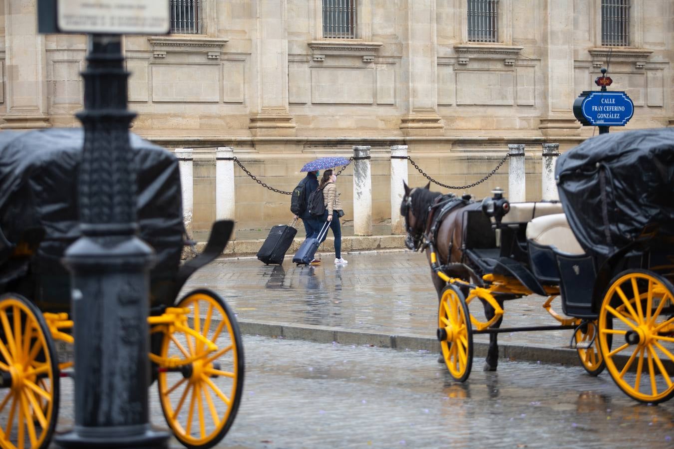 Varios turistas pasean por el Centro de Sevilla