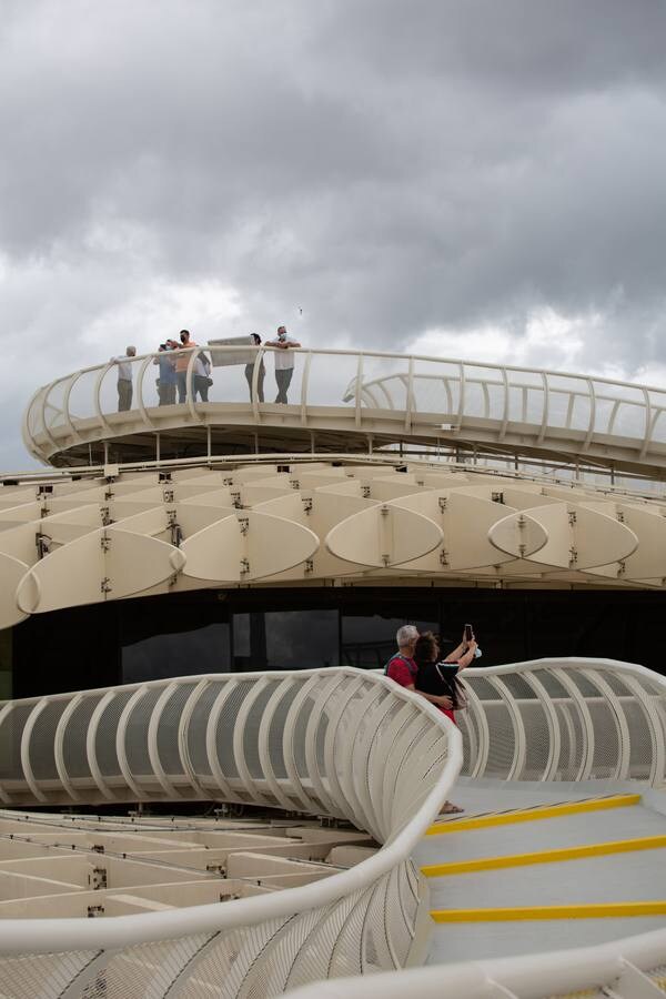 Varios turistas pasean por el Centro de Sevilla