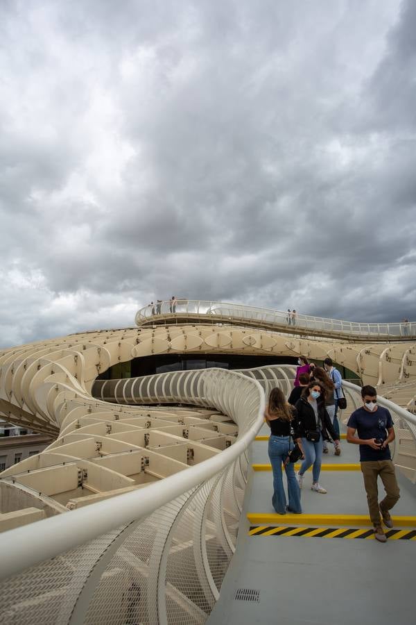 Varios turistas pasean por el Centro de Sevilla