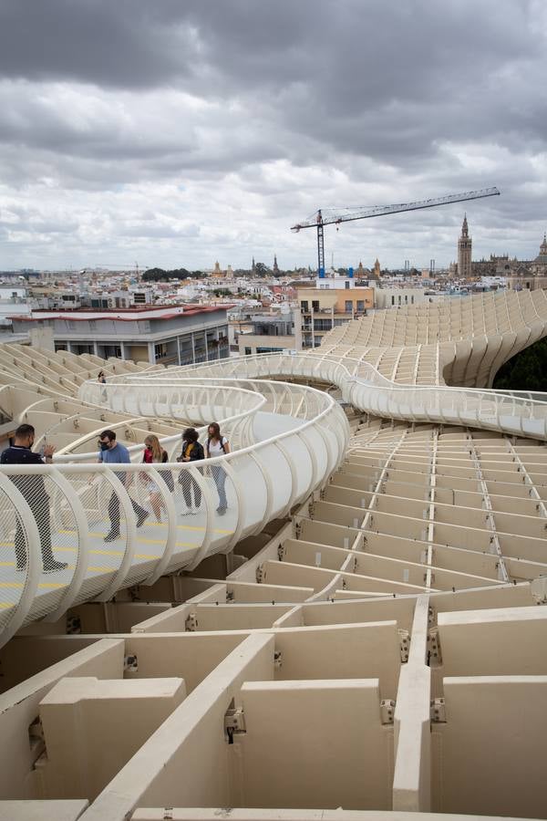 Varios turistas pasean por el Centro de Sevilla