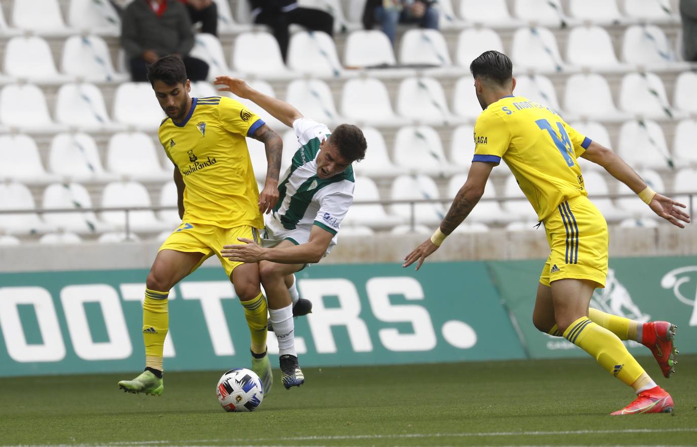 Las mejores imágenes del drama del descenso en el Córdoba CF - Cádiz B