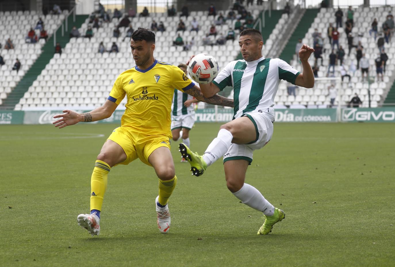 Las mejores imágenes del drama del descenso en el Córdoba CF - Cádiz B