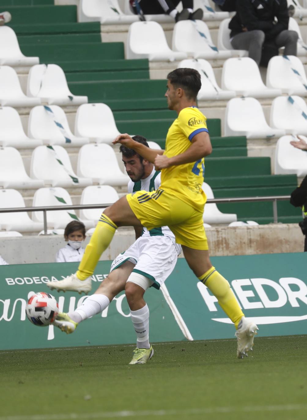 Las mejores imágenes del drama del descenso en el Córdoba CF - Cádiz B