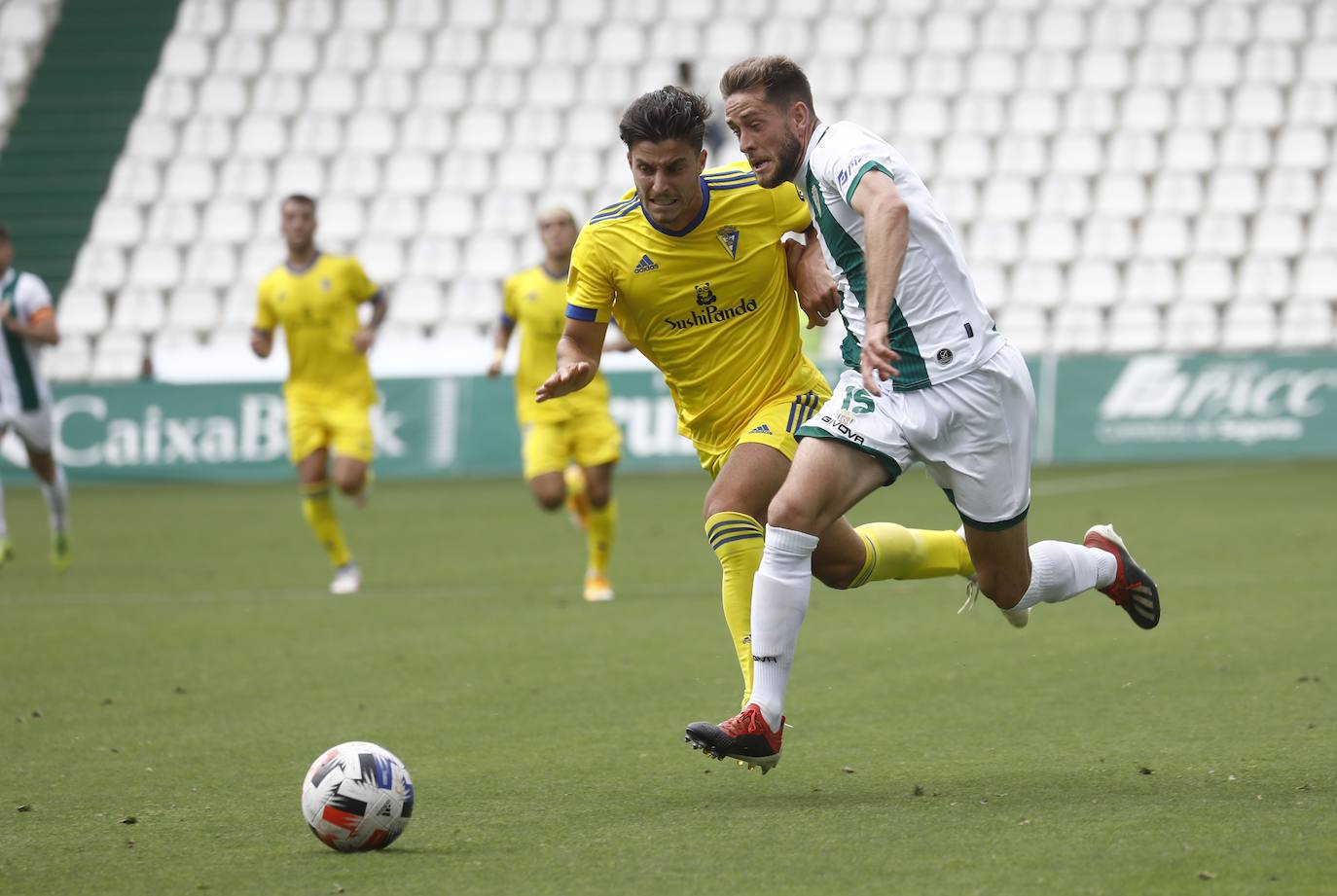 Las mejores imágenes del drama del descenso en el Córdoba CF - Cádiz B