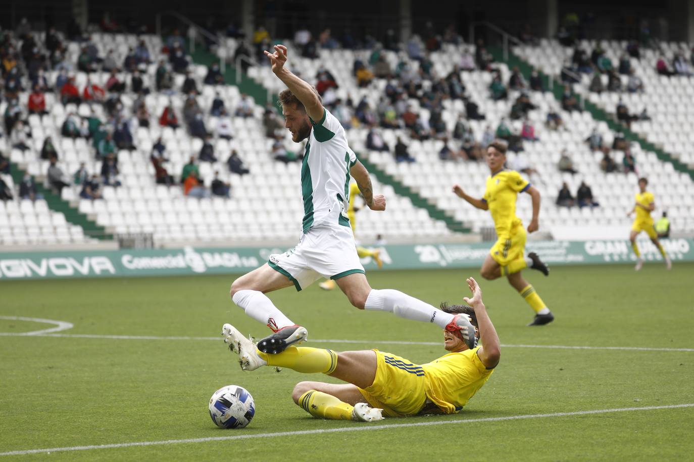 Las mejores imágenes del drama del descenso en el Córdoba CF - Cádiz B