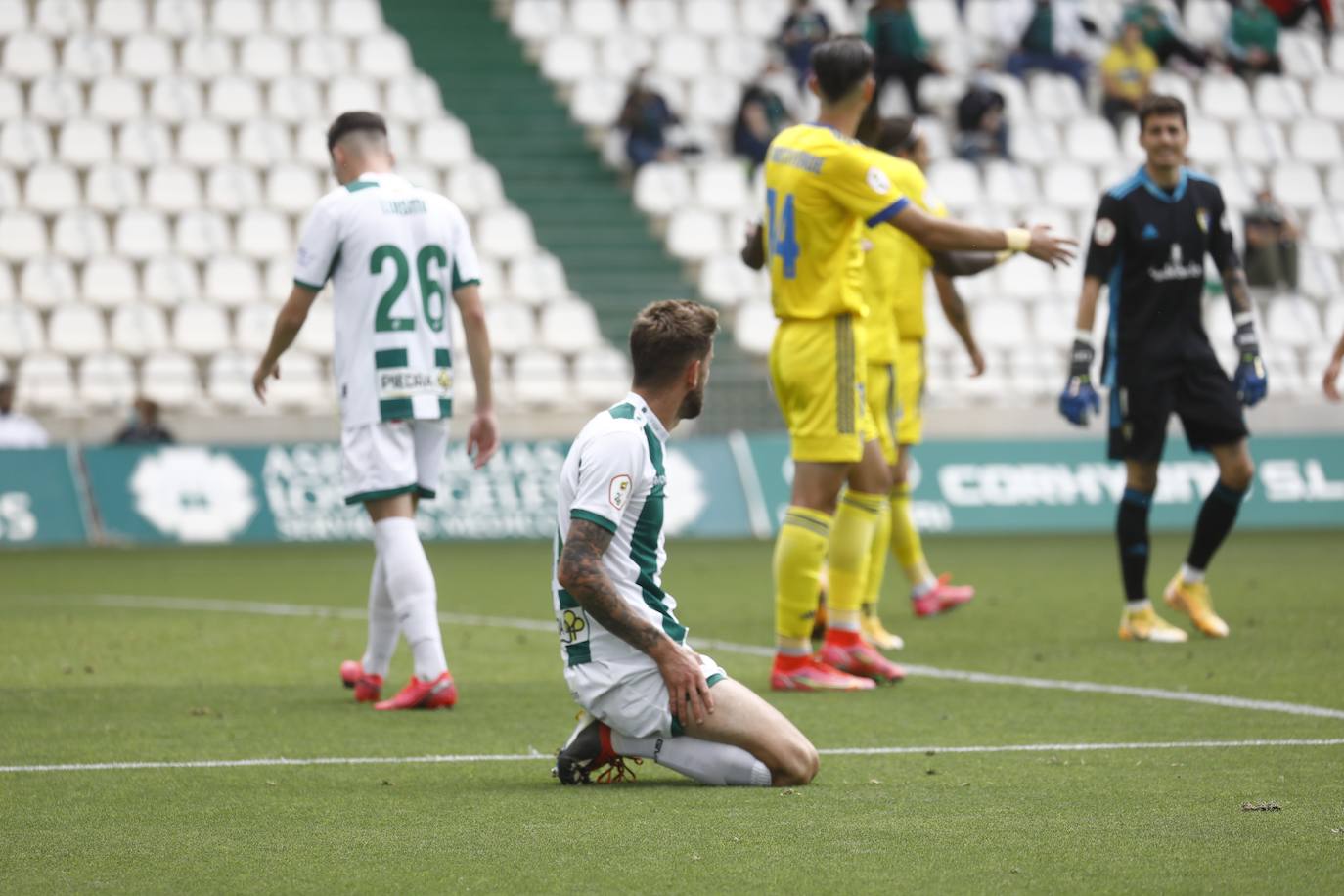 Las mejores imágenes del drama del descenso en el Córdoba CF - Cádiz B