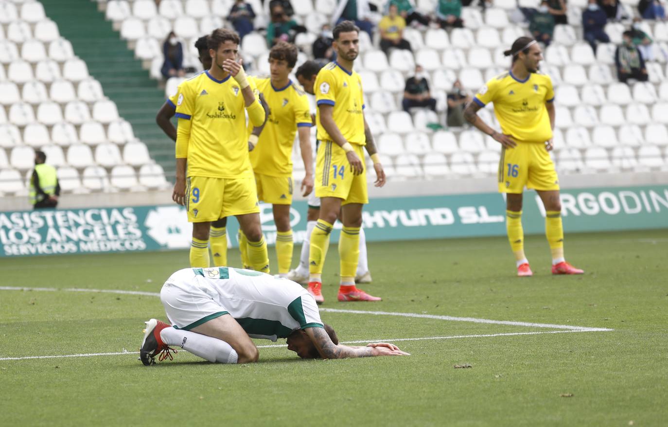 Las mejores imágenes del drama del descenso en el Córdoba CF - Cádiz B