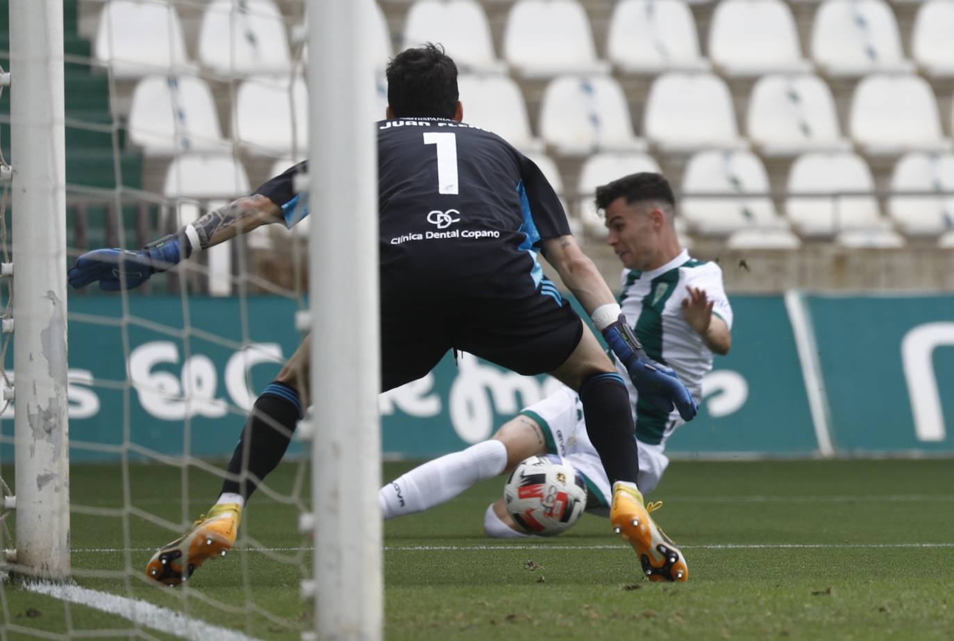 Las mejores imágenes del drama del descenso en el Córdoba CF - Cádiz B