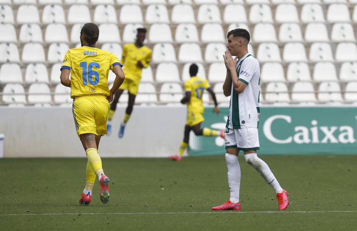 Las mejores imágenes del drama del descenso en el Córdoba CF - Cádiz B
