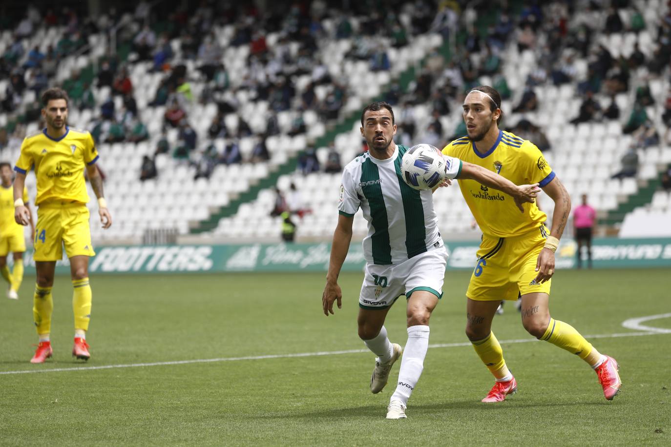 Las mejores imágenes del drama del descenso en el Córdoba CF - Cádiz B