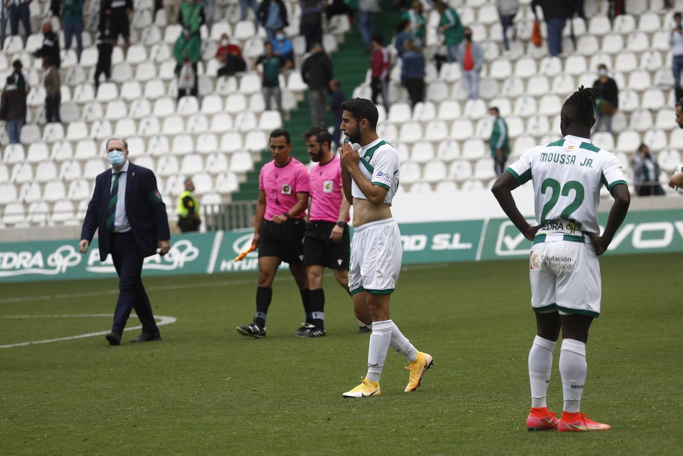 Las mejores imágenes del drama del descenso en el Córdoba CF - Cádiz B