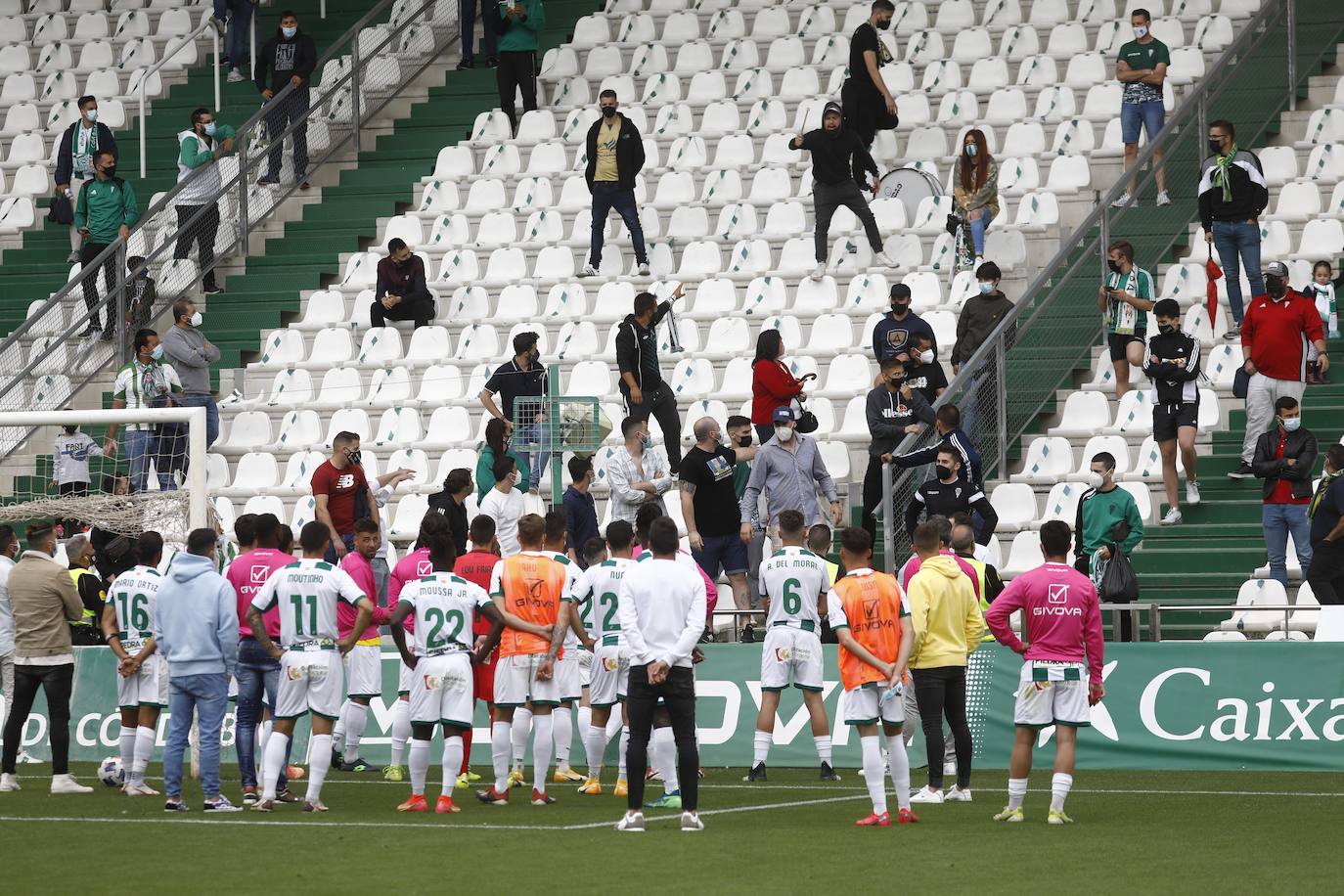 Las mejores imágenes del drama del descenso en el Córdoba CF - Cádiz B