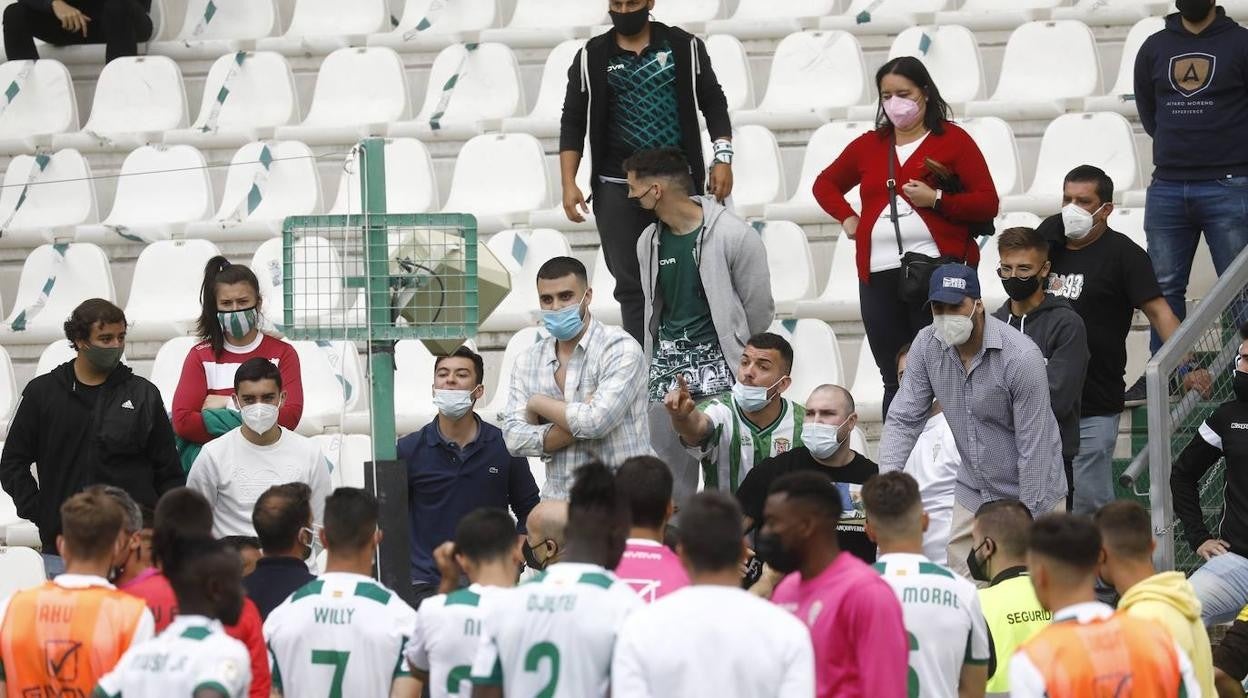 Las mejores imágenes del drama del descenso en el Córdoba CF - Cádiz B