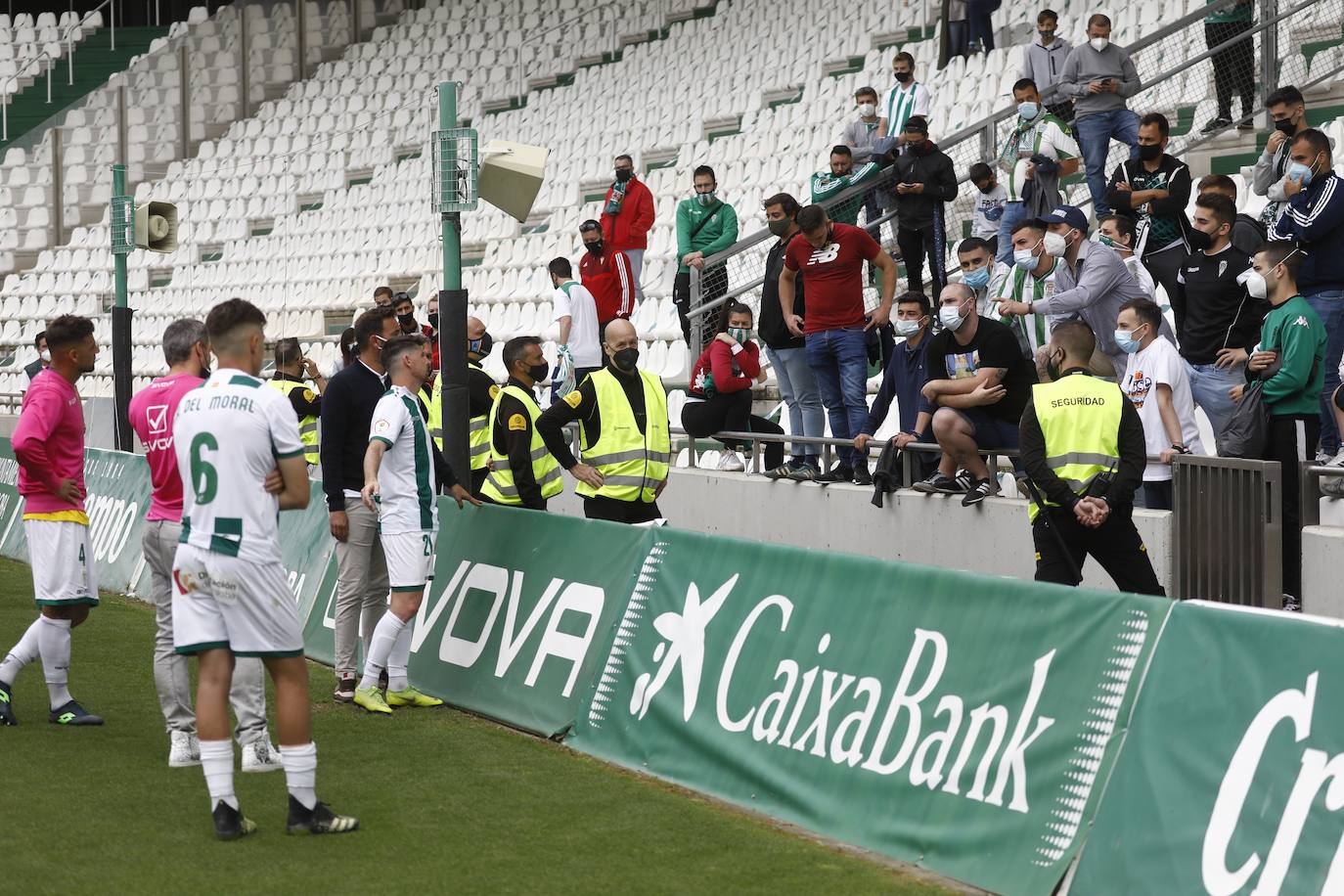 Las mejores imágenes del drama del descenso en el Córdoba CF - Cádiz B