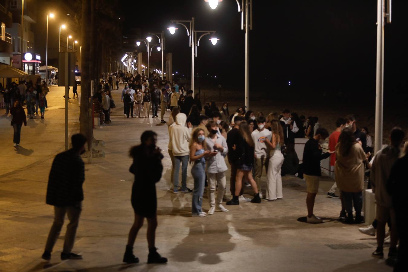 Fotos: Ambiente en la noche del fin del Estado de Alarma en Cádiz