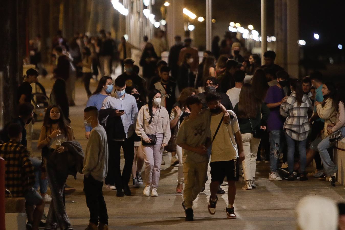 Fotos: Ambiente en la noche del fin del Estado de Alarma en Cádiz