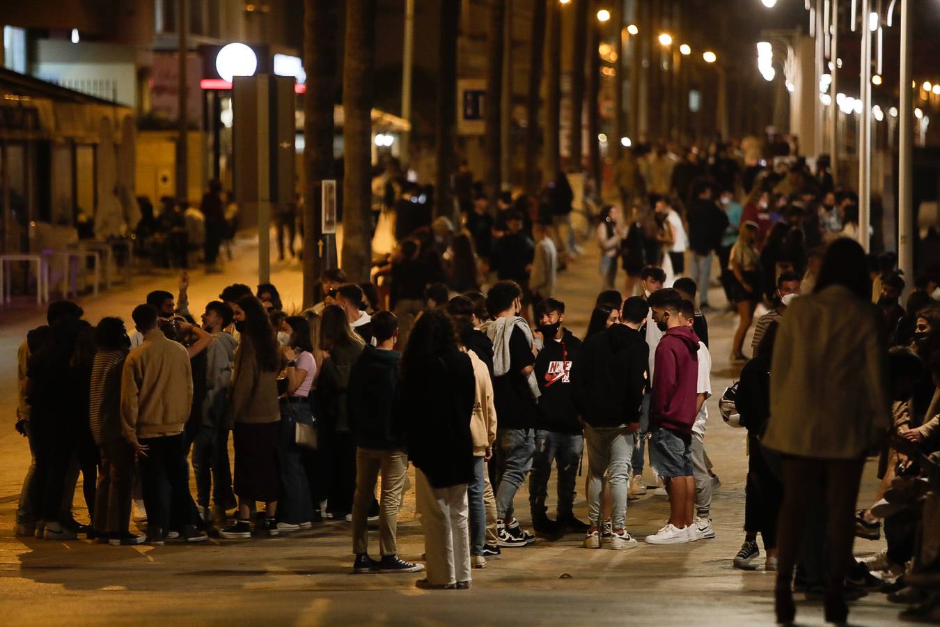 Fotos: Ambiente en la noche del fin del Estado de Alarma en Cádiz