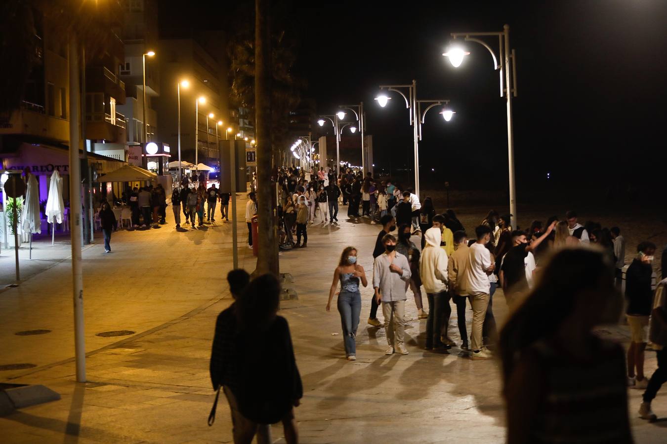 Fotos: Ambiente en la noche del fin del Estado de Alarma en Cádiz